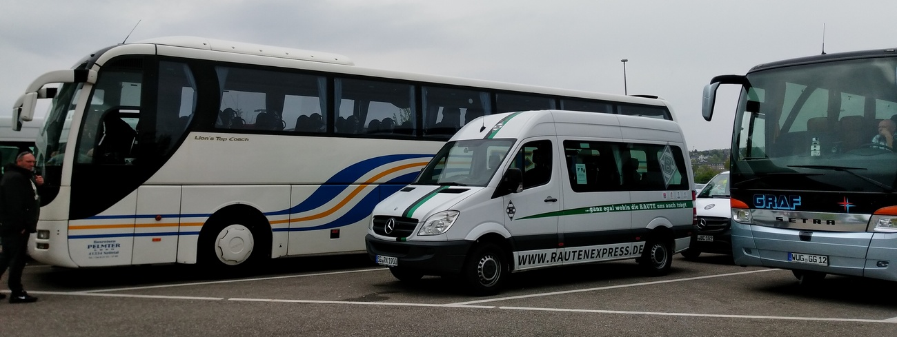 Der Rautenexpress Bus als Gästebus zwischen den "großen" Bussen...